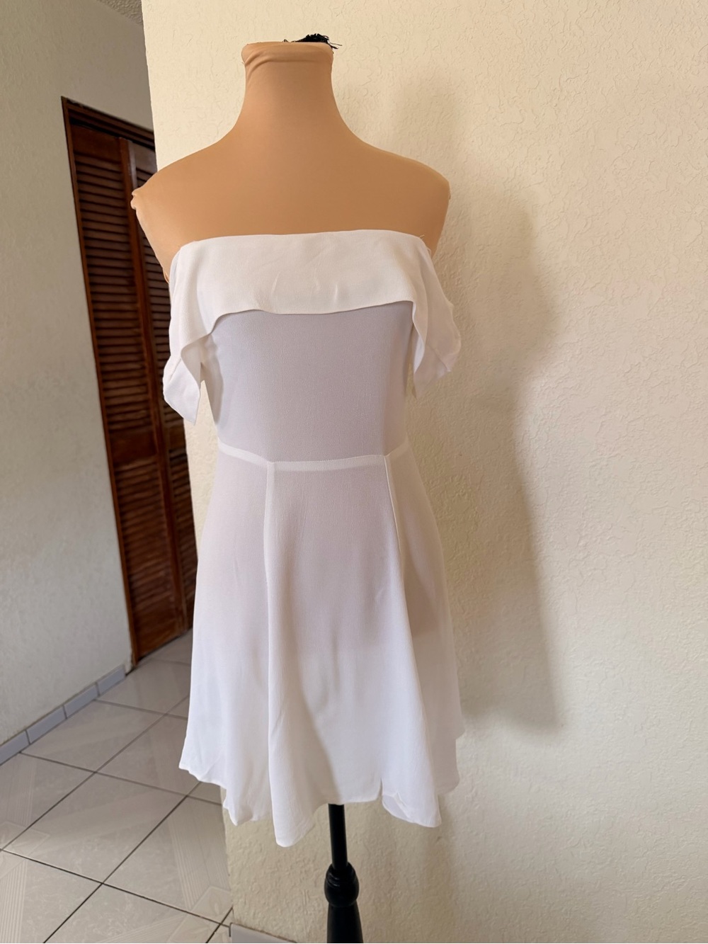 Reformation white off the shoulders mini dress with ruffle sleeves detail